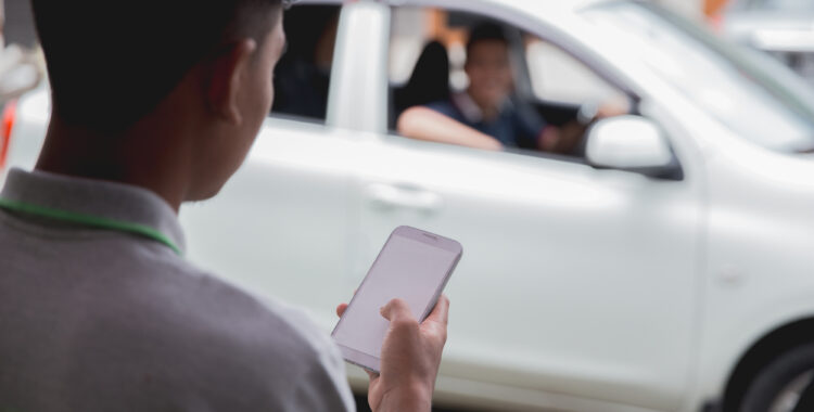 5 Ways To Spot A Fake Uber Driver - customer ordering taxi via online apps